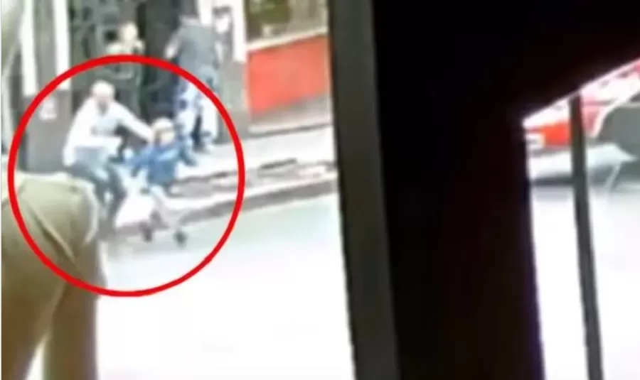Video: Un nene fue atropellado por un colectivo y resultó ileso