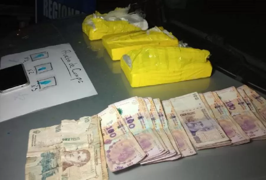 DROGA Y PLATA SECUESTRADA durante el operativo. 