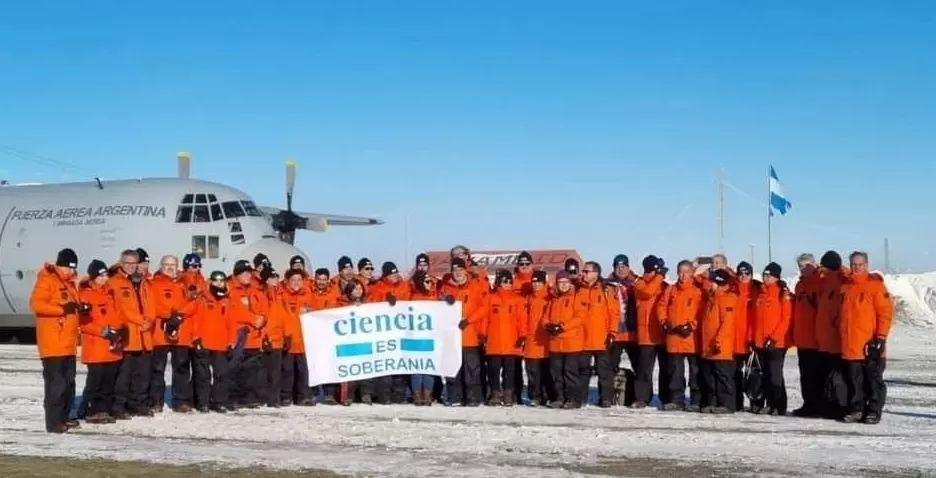   LA CIENCIA EN LA PISTA DE NIEVE Y PIEDRA. Fue el jueves al atardecer en la base Marambio, en la Antártida. Estuvieron unas tres horas