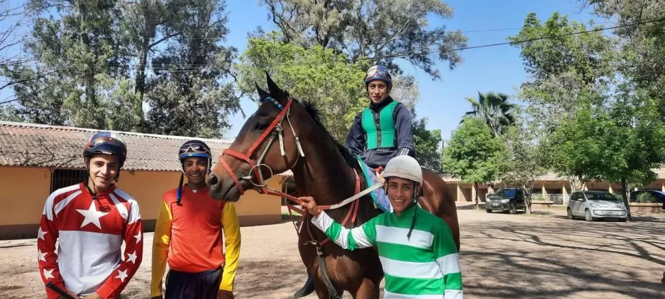 FELICIDAD. “Robertito” Ruiz, Jorge Aguirre, Francisco Brito y Gustavo Rojas durante la mañana de ensayo en el circo hípico de avenida Irineo Leguisamo. La Gaceta / Foto de Carlos Chirino