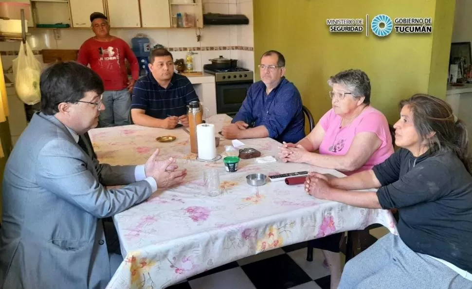 REUNIÓN. Agüero Gamboa y la familia Benítez.  