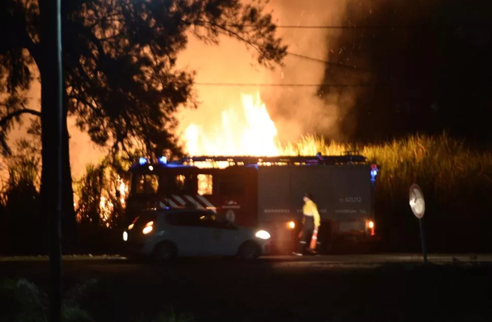 ARDUO TRABAJO. La labor de los bomberos y la Policía fue incesante.  