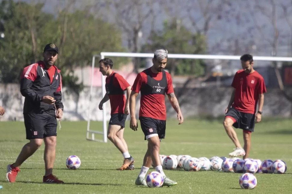 ENFOCADOS. El plantel “santo” no jugará este fin de semana porque sorteó una fase, pero aprovechará para ajustar detalles. twitter @CASMOficial