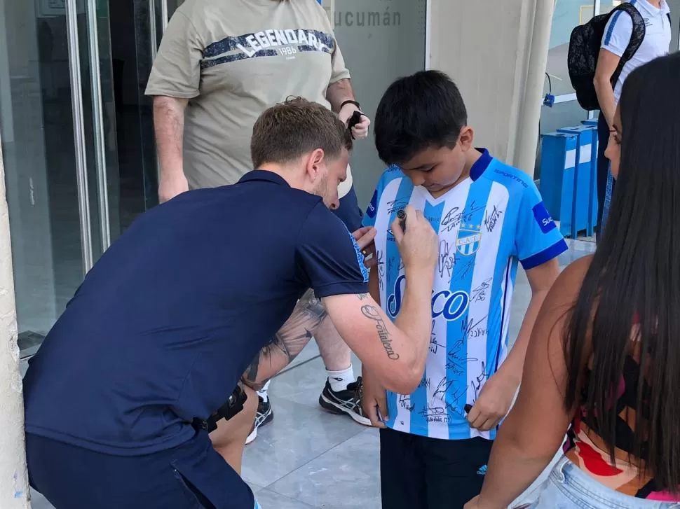 REFERENTE. Tras la caída con Racing, “Polaco” Menéndez se acercó a los hinchas para llevar tranquilidad y también para brindarles todo su afecto. El delantero aseguró que el “Decano” peleará hasta el final.  