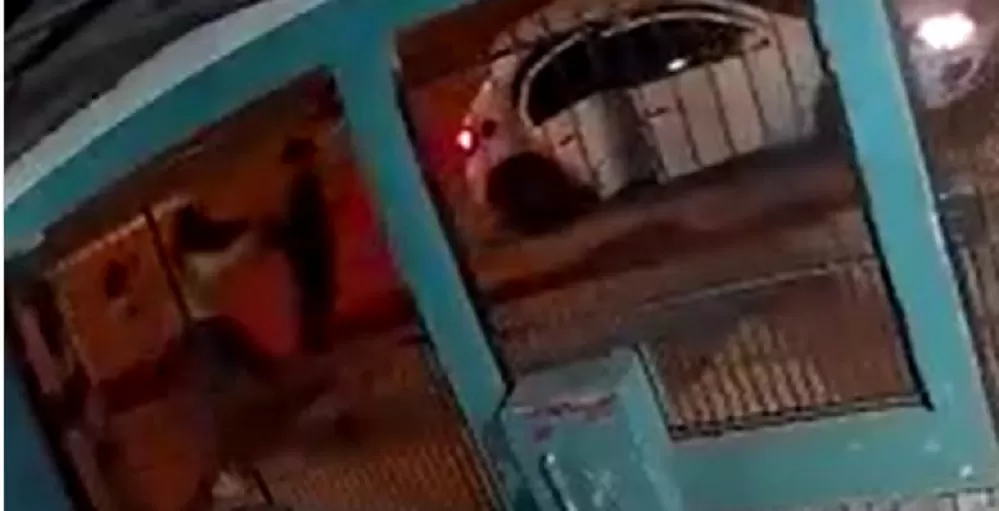 Imágenes del robo, captadas por una cámara de seguridad. 