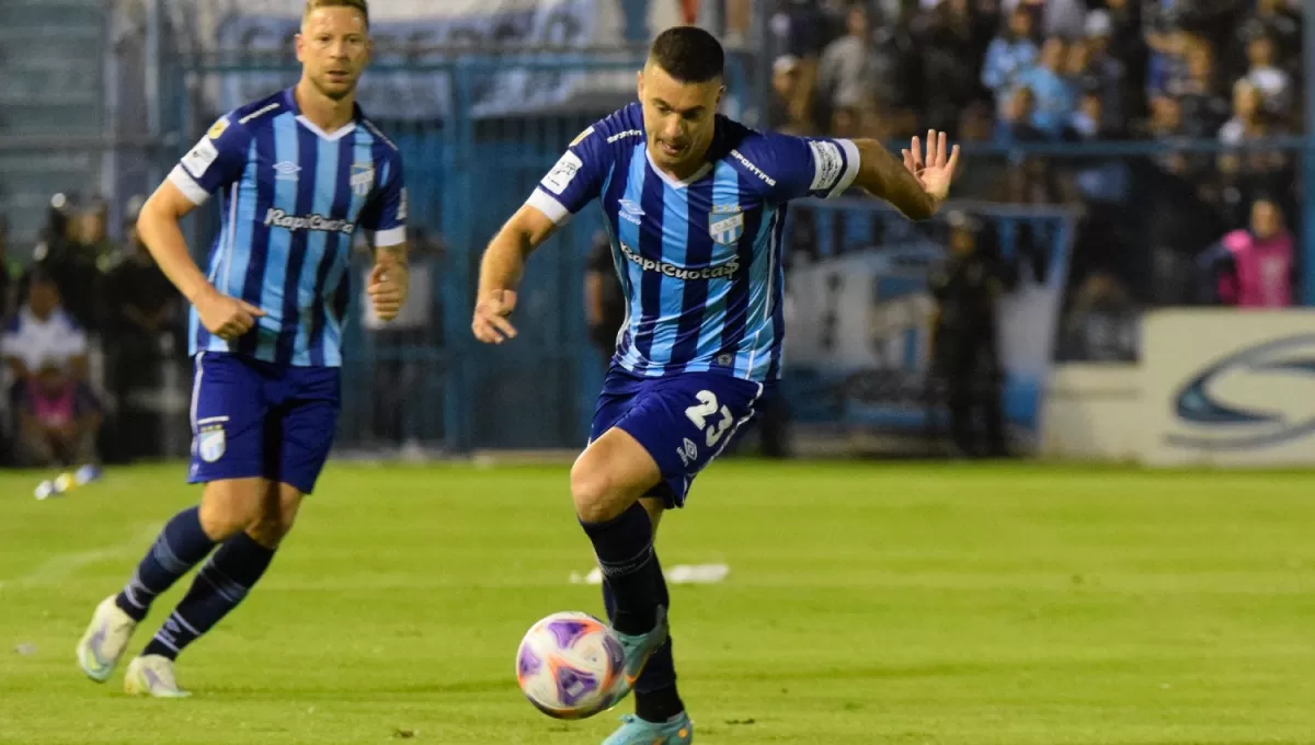 POR POCO. Ramiro Carrera tuvo la chance de darle la victoria a Atlético Tucumán en el último minuto de juego.