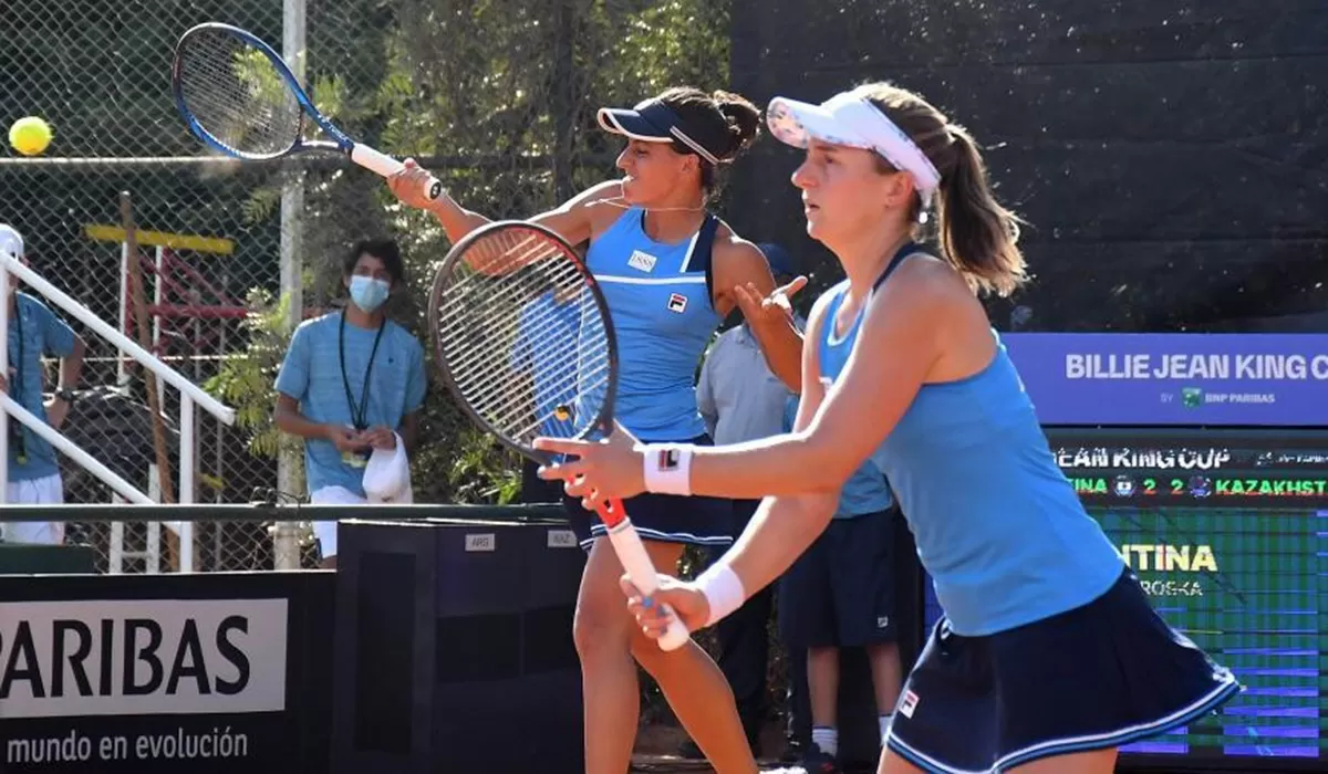 SELECCIÓN. La tucumana Mercedes Paz confirmó el equipo de la Argentina para la Copa Billie Jean King. En la imagen, Lourdes Carlé y Nadia Podoroska, que volverán a representar al país.