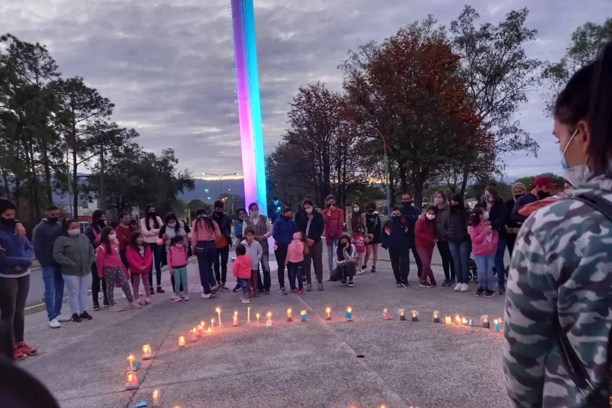 OLA DE LUZ AZUL. En 2021, en La Cocha se iluminaron los monumentos públicos. Este año, se repetirá la conmemoración, al unísono de la campaña que se lleva a cabo en todo el mundo cada 15 de octubre. GENTILEZA CARLA CASADO