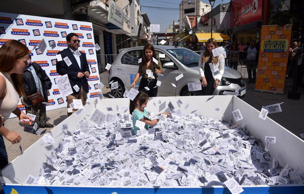 GRAN SORTEO. La elección del ganador se hizo en peatonal Mendoza.  