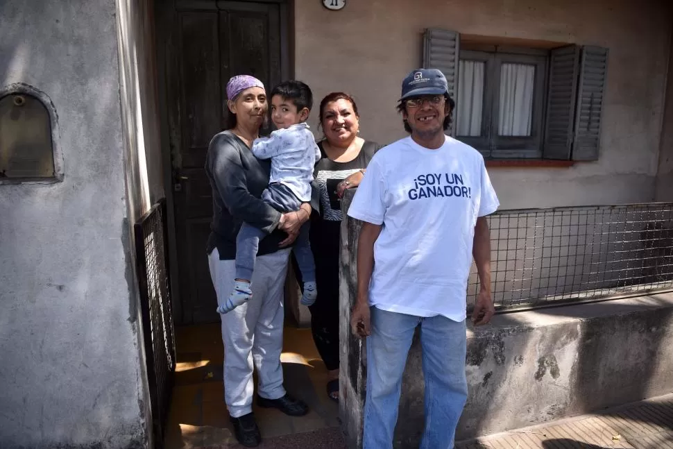 EN CASA. Juan, flamante ganador del Toyota Etios, posa con su hermana, su sobrino nieto y su cuñada. la gaceta / fotos de inés quinteros orio