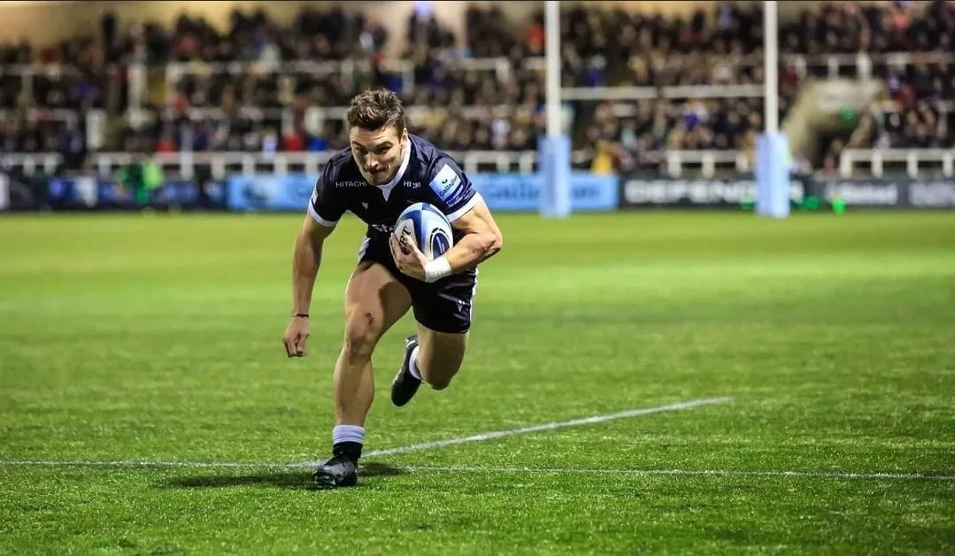 FIGURA. El tucumano Mateo Carreras muestra su talento y velocidad en Newcastle Falcons. 