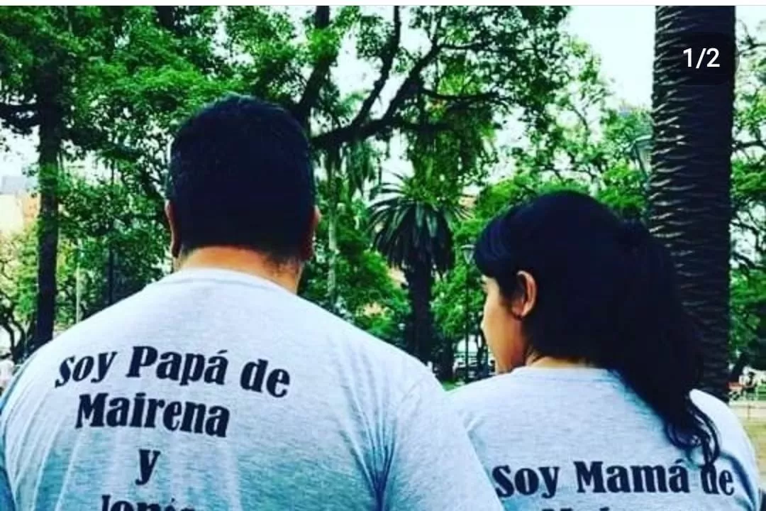 OLA DE LUZ AZUL. En 2021, en La Cocha se realizó una ceremonia. Este año, se repetirá la conmemoración, al unísono de la campaña que se lleva a cabo en todo el mundo cada 15 de octubre. GENTILEZA CARLA CASADO
