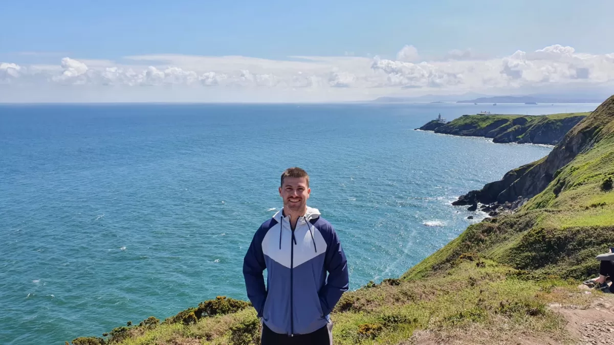 SOL Y MAR. Un escenario magnífico fue el elegido por Agustín García para pasear por tierras irlandesas. Afirma que en algún momento le gustaría volver a trabajar en Tucumán.