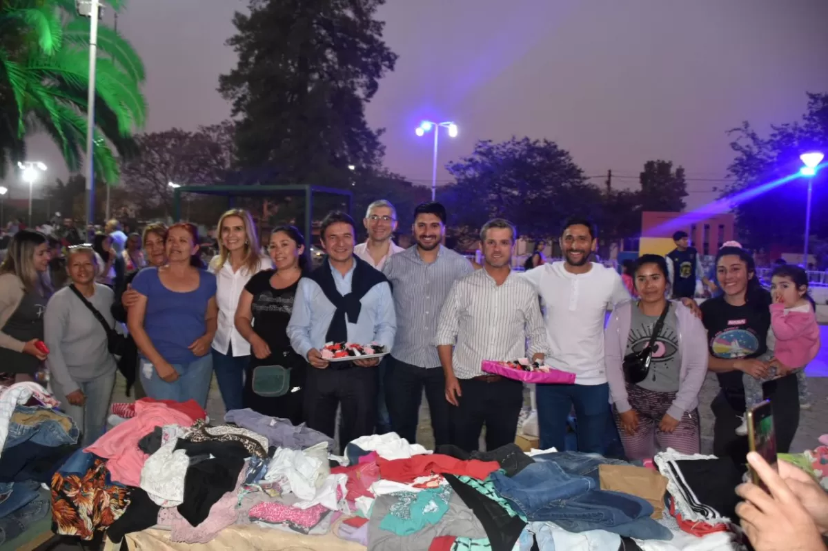 EN BANDA DEL RÍO SALÍ. Sánchez, Elías de Pérez, Salazar y Campero, entre otros dirigentes, durante el recorrido por el distrito bandeño. 