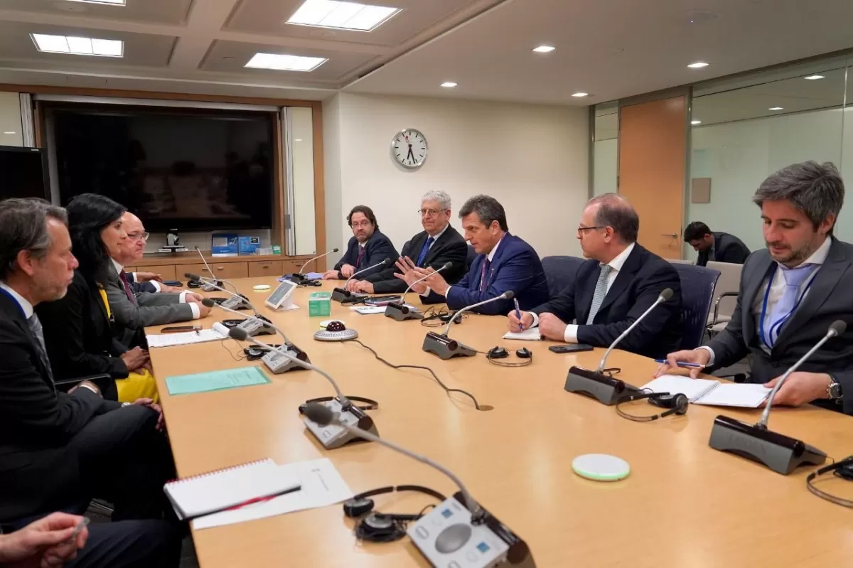 EN WASHINGTON. Massa, junto con su equipo, habla con la subdirectora gerente del FMI, Gita Gopinath, y con parte del staff del organismo.