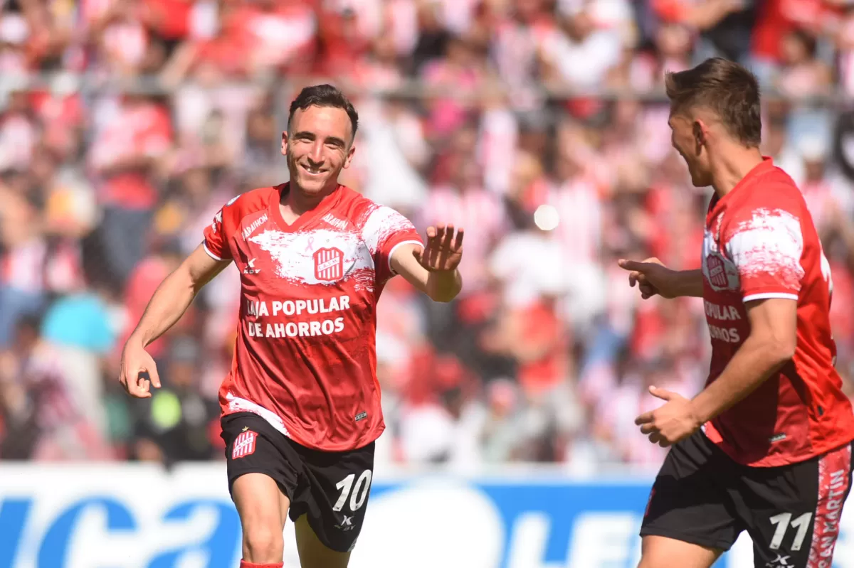 INTERESANTE. Larralde aporta juego y trata siempre de ir al frente. Contra Flandria, marcó su primer gol en el “Santo”.