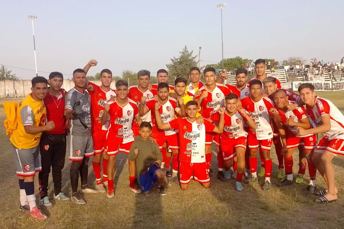 CÁBALA. Cada vez que Sportivo ganó en este 2022, los jugadores posan al final del partido. Esta vez no fue la excepción. 