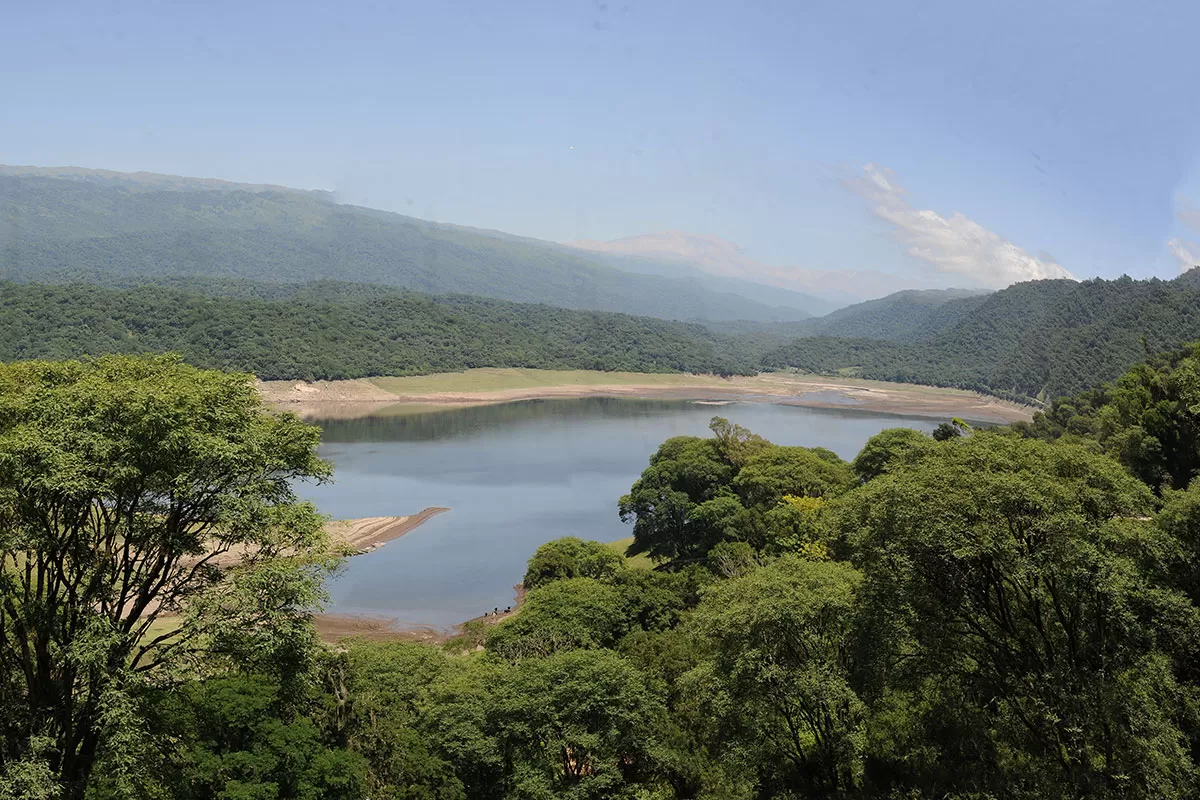 UN ESPECTÁCULO VISUAL QUE ALEGRA A LOS VISITANTES. En el imponente espejo de agua que se encuentra ubicado en el centro de Escaba se pueden hacer diferentes deportes acuáticos durante casi todo el año.