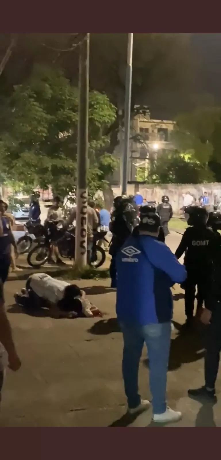 DISTURBIOS. La Policía disparó contra los hinchas que les arrojaban piedras. Un hombre debió ser asistido. 