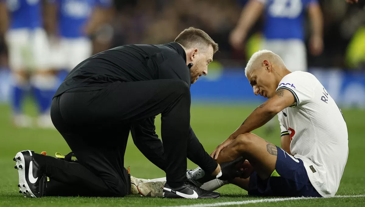 DOLORIDO. Richarlison abandonó el partido ante Everton y mañana será sometido a una serie de estudios.