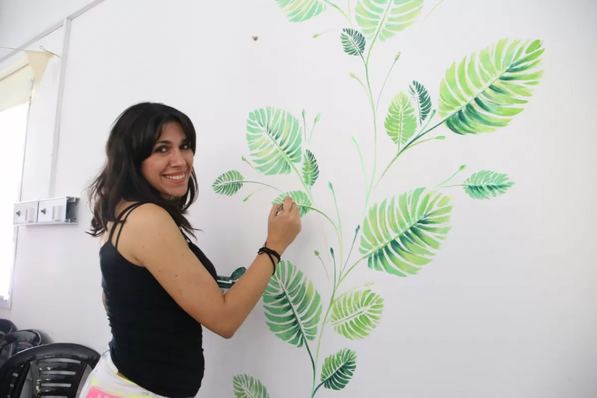 LA ARTISTA en el momento en que pinta el mural. 