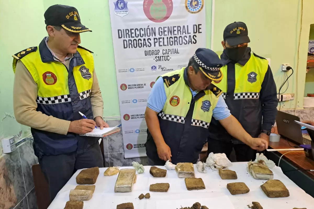 DROGA SECUESTRADA. Los motociclistas llevaban la marihuana en mochilas. 