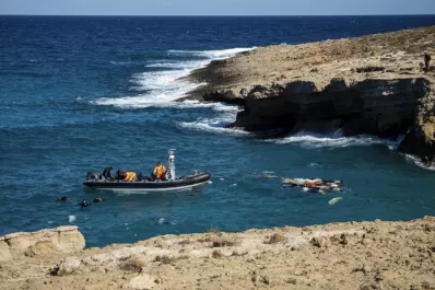 Unos 100 refugiados fueron obligados a cruzar desnudos el río Evros, frontera entre Grecia y Turquía