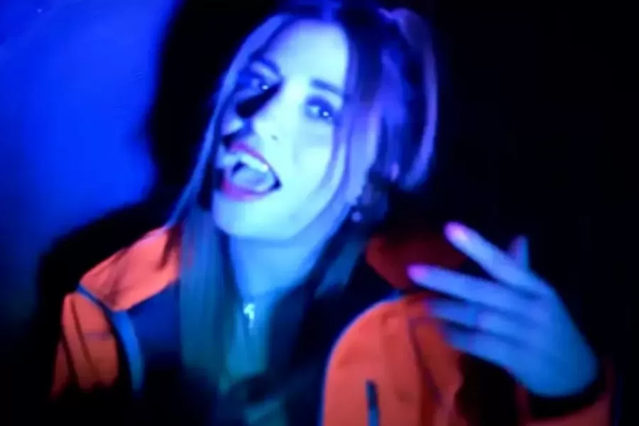 LA MADRE DENUNCIADA en el videoclip filmado. 