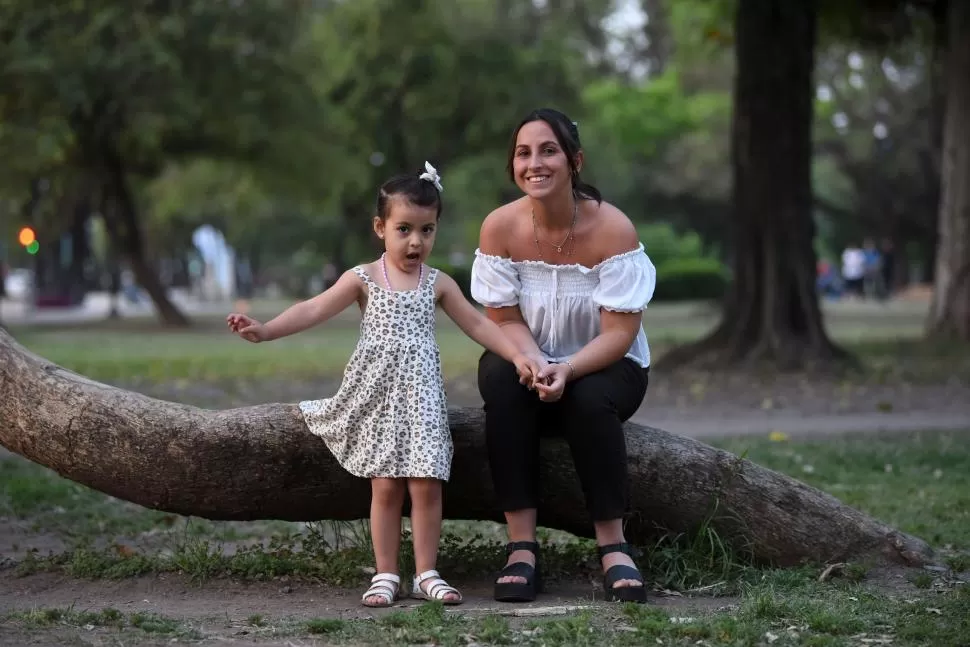 SIEMPRE JUNTAS. Juli y su pequeña Delfina son muy unidas. la gaceta / foto de diego araoz