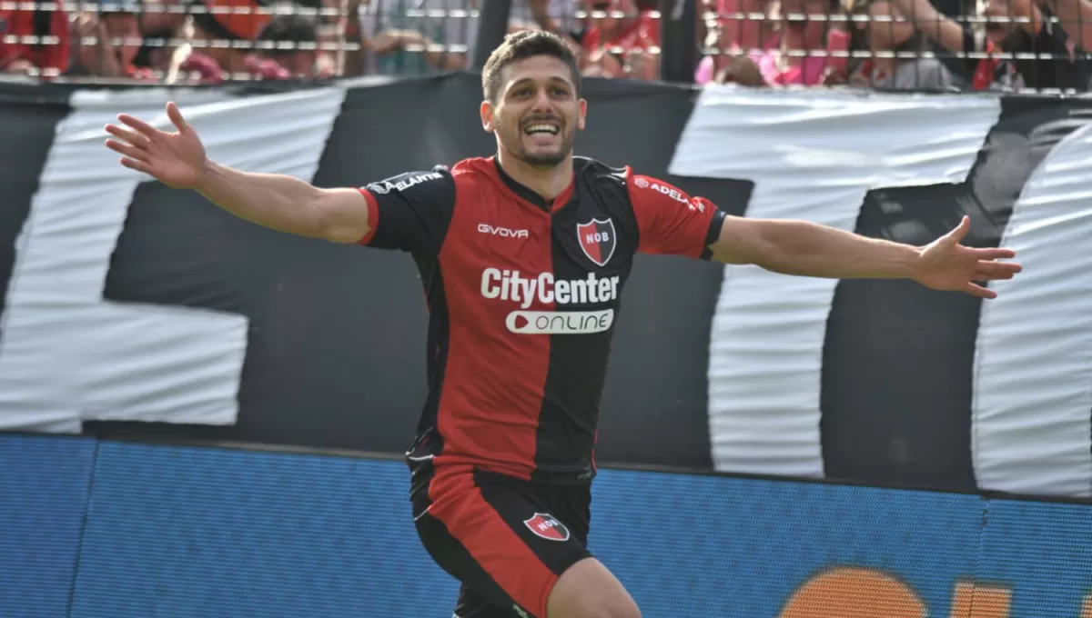 EN ROSARIO. Juan Manuel García anotó el primer gol en la victoria de Newell's sobre Boca en el Coloso Marcelo Bielsa.