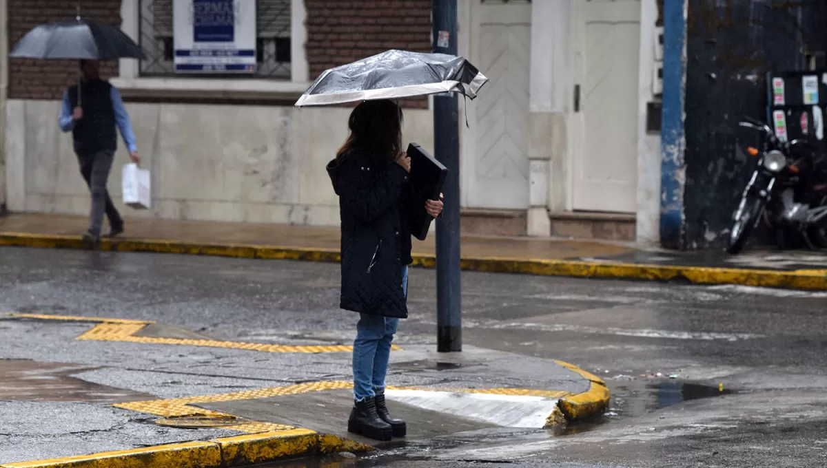 PASADOS POR AGUA. Se espera que las lloviznas se extiendan durante gran parte de la jornada.