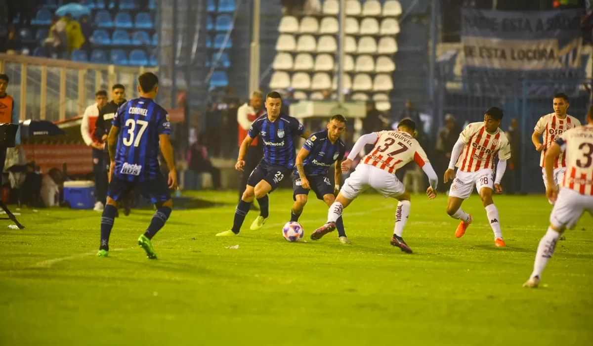 EN BUSCA DE LA CIMA. Atlético Tucumán y Unión ya juegan en el José Fierro.