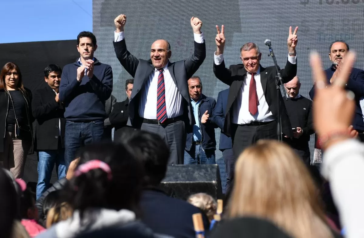 DURANTE UN ACTO OFICIAL. Manzur y Jaldo, juntos, sobre el escenario, durante una visita del ministro del Interior Wado de Pedro. Foto de Archivo de Prensa Gobernación