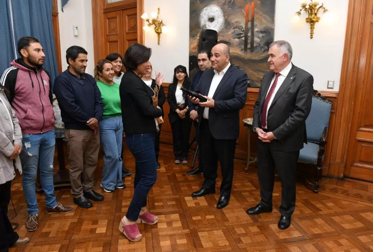 Reconomiento oficial en Casa de Gobierno.