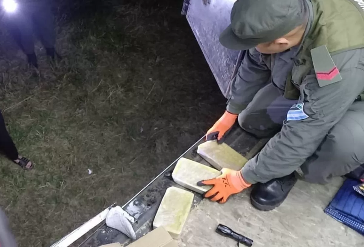 COCAÍNA. La droga era trasladada en un colectivo que había salido desde Tucumán rumbo a Mendoza. Foto de Prensa Gendarmería