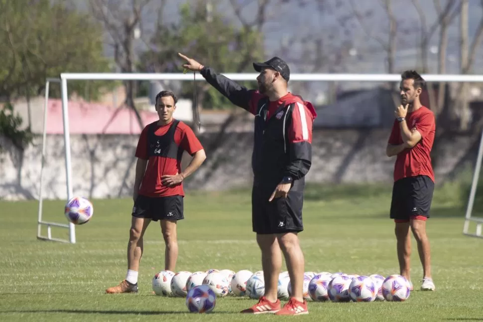 “HOME OFFICE”. El fin de semana, De Muner se dedicó a ver por TV posibles rivales. A partir de esta tarde, comenzará a darle forma a la estrategia anti “Dragón”.  PRENSA CASM - PRENSA DEFENSORES DE BELGRANO  