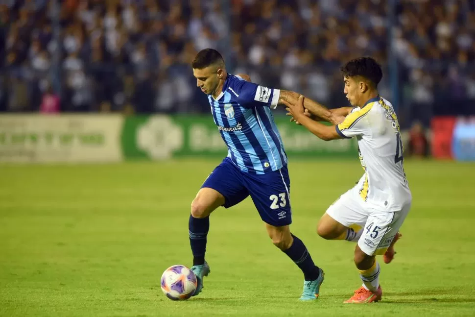 FIGURA. Carrera recibió el respaldo de los hinchas tras el partido con Central. 