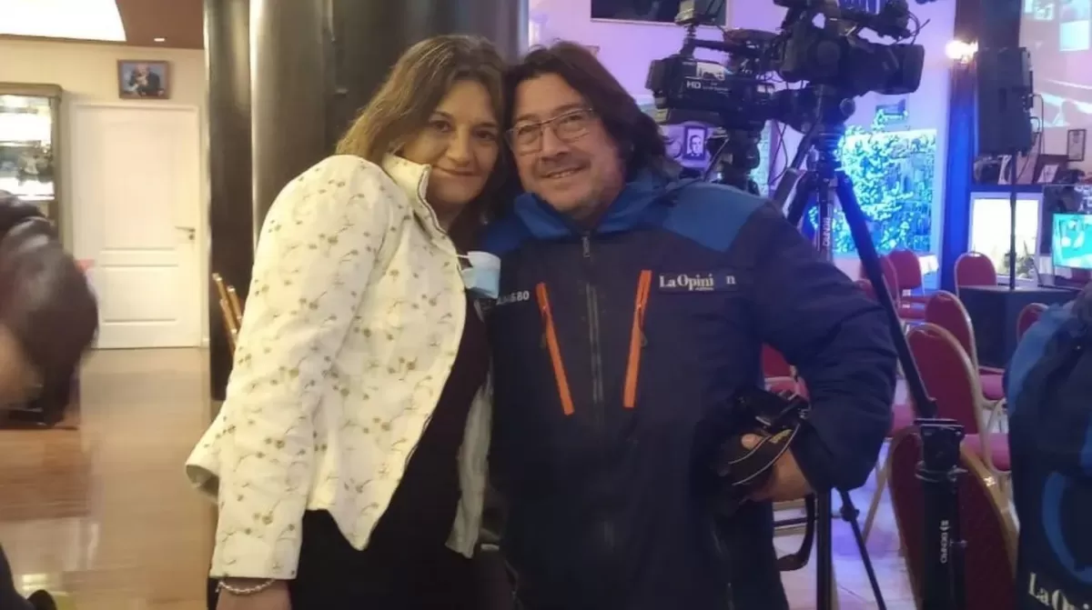 LA GANADORA. Viviana Noemí Seijas, junto a José “Pato” Silva, reportero gráfico del medio local La Opinión Austral.