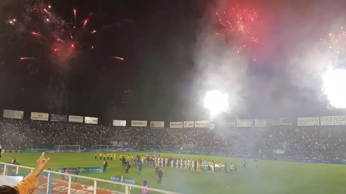 Así recibieron los hinchas Decanos en el último partido de local.