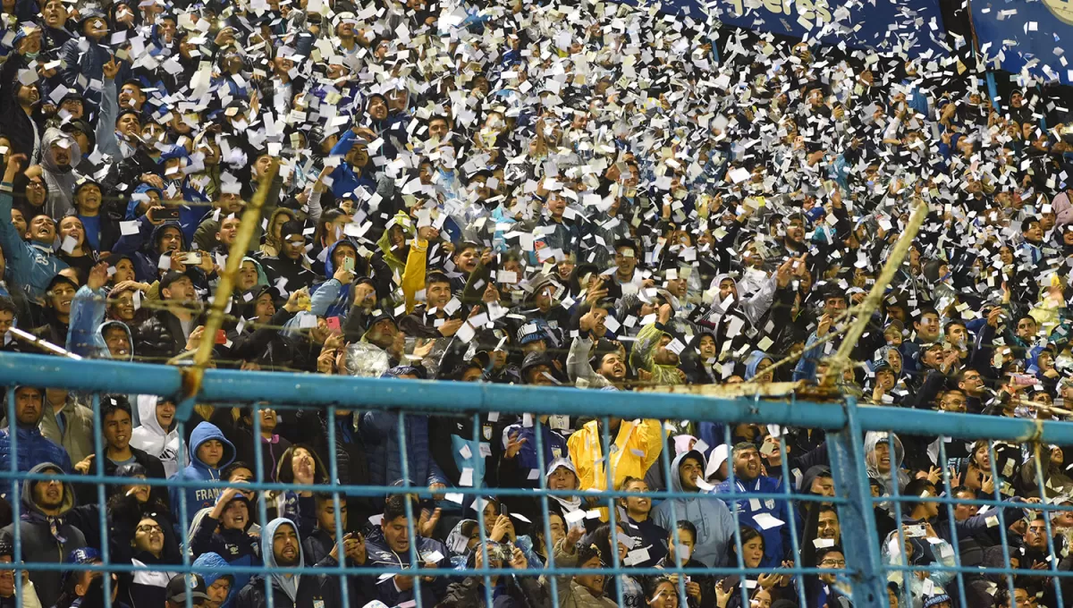 UNA VERDADERA FIESTA. Así lo vivieron los hinchas “Decanos” que, a pesar de la lluvia, brindaron un gran recibimiento y aplaudieron de pie a todos los jugadores.