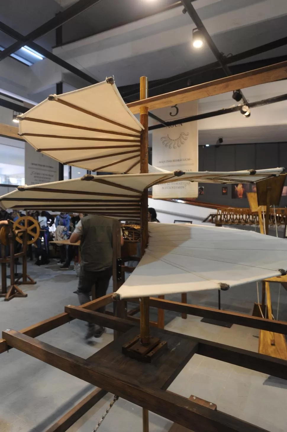 TRAS EL SUEÑO DE VOLAR. De la inventiva de Da Vinci surgieron prototipos como el del helicóptero, distintos tipos de alas mecánicas y el paracaídas. LA GACETA / FOTOs DE ANTONIO FERRONI