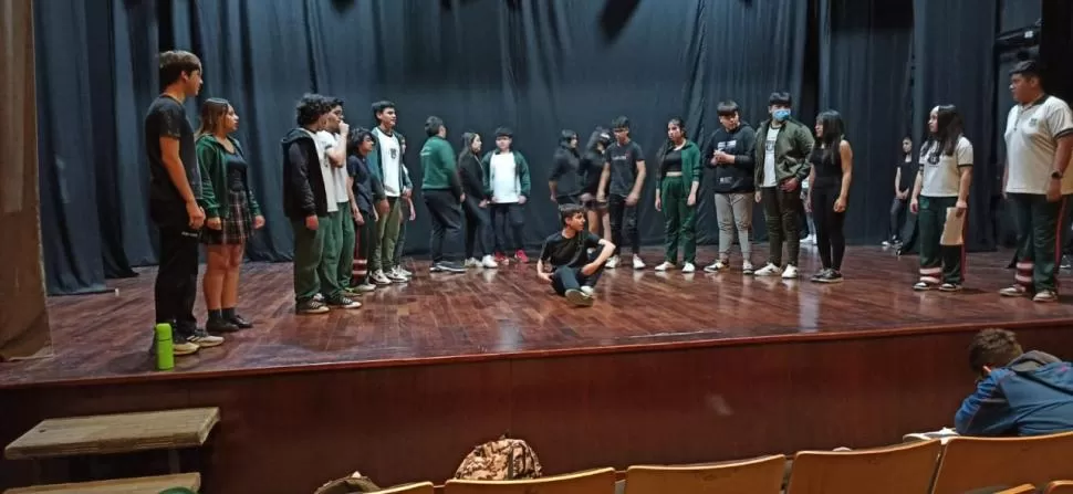 EN ENSAYO. Alumnos del Instituto Kennedy presentarán la obra “Astros”. 