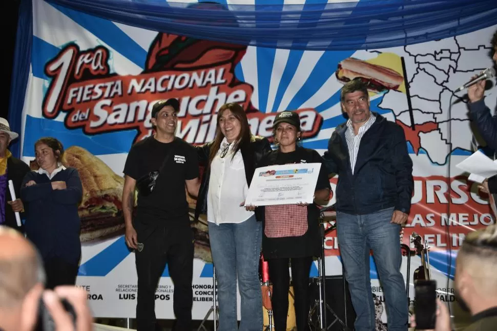 GANADORES DE JUAN B. ALBERDI. Representantes de la sanguchería San Expedito con su diploma. LA GACETA / FOTO DE Osvaldo Ripoll