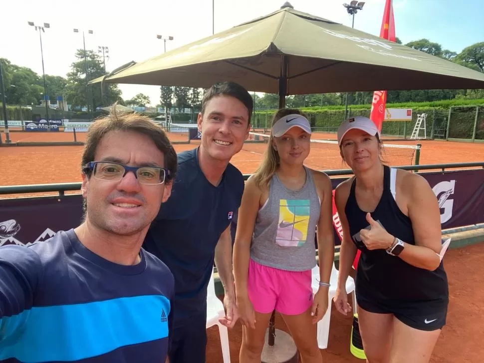 RECUERDO. Abraham saca la selfie. En el centro, está Fruhvirtova con su entrenador y su madre. 