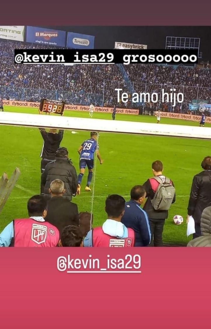 Una madre orgullosa de su hijo Kevin Isa Luna.