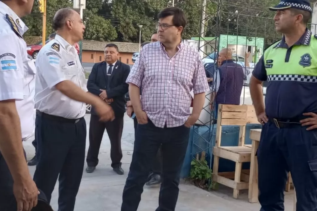 MINISTRO DE SEGURIDAD. Agüero Gamboa dialoga con funcionarios policiales. Foto de archivo Prensa Min. de Seg