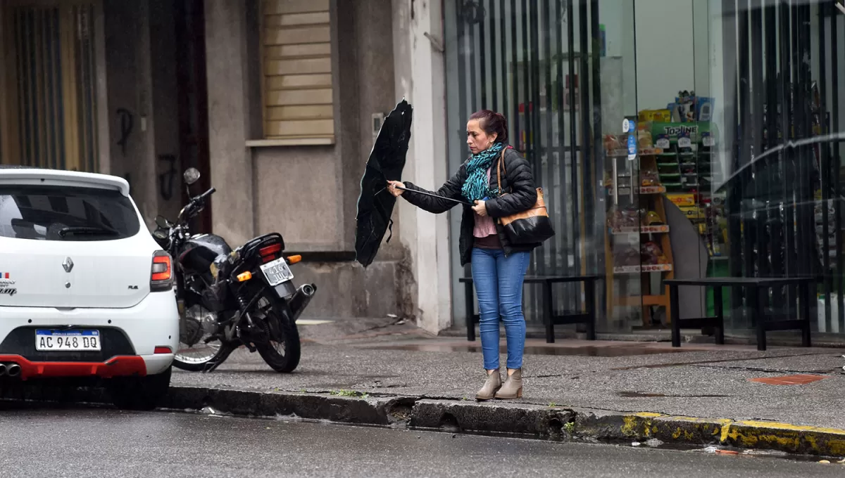 CON PARAGUAS. El pronóstico anuncia lluvias para la tarde y la noche.