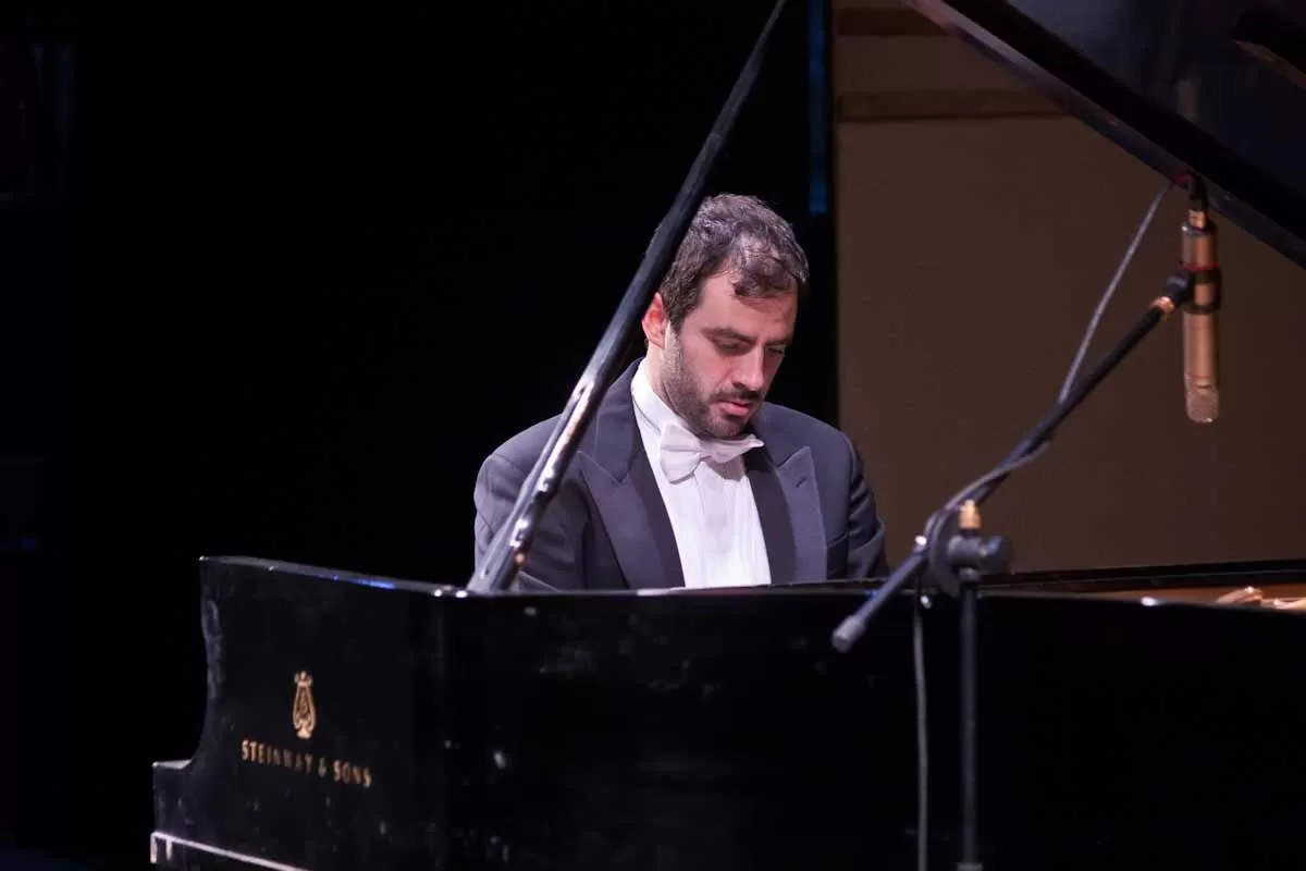 Giullio Biddau toca el piano