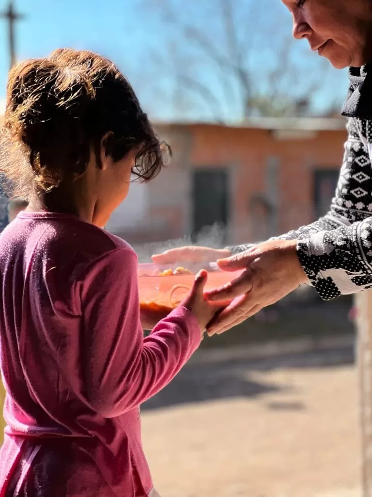 EN TUCUMÁN. Banco de Alimentos reparte donaciones de comida en 120 hogares, comedores y cocinas. 