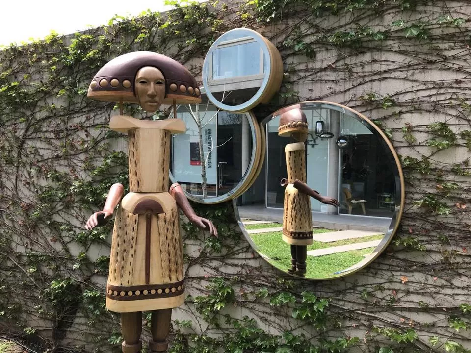 ESCULTURAS EN CARDÓN. Guillermo Rodríguez trabaja con las figuras. 